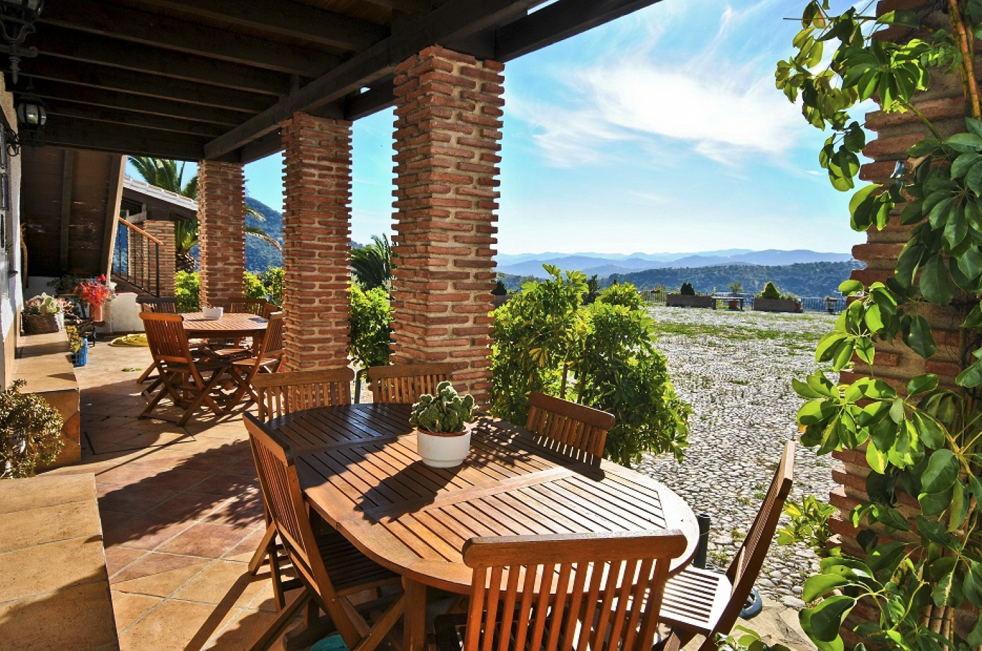 Terraza del Cortijo Las Monjas con vistas a las montañas